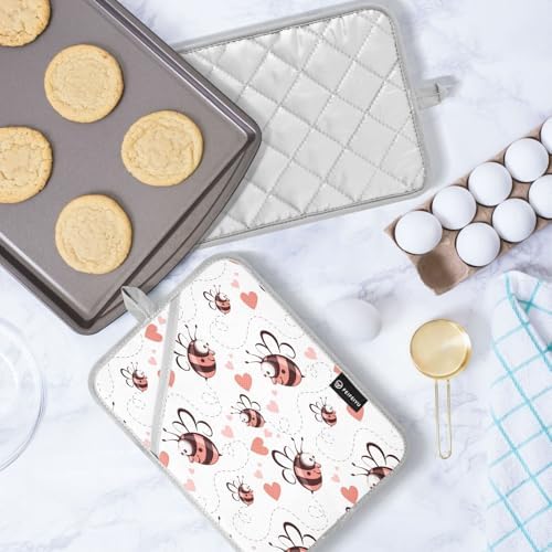 Cute Bee in Love Hearts Heat-Resistant Potholders 2-Pack