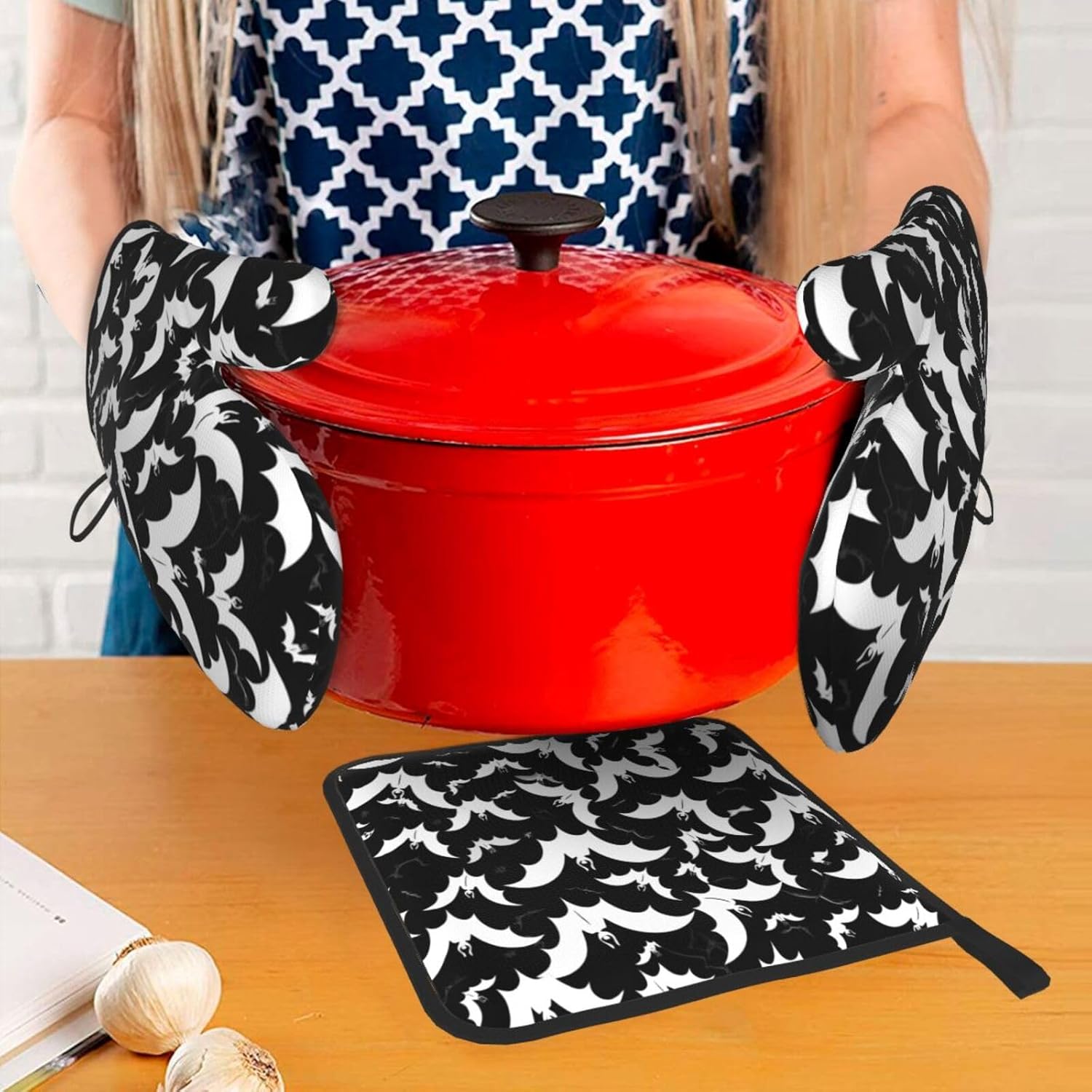 Halloween Scary Bats Oven Mitts and Pot Holders Sets for Discussions