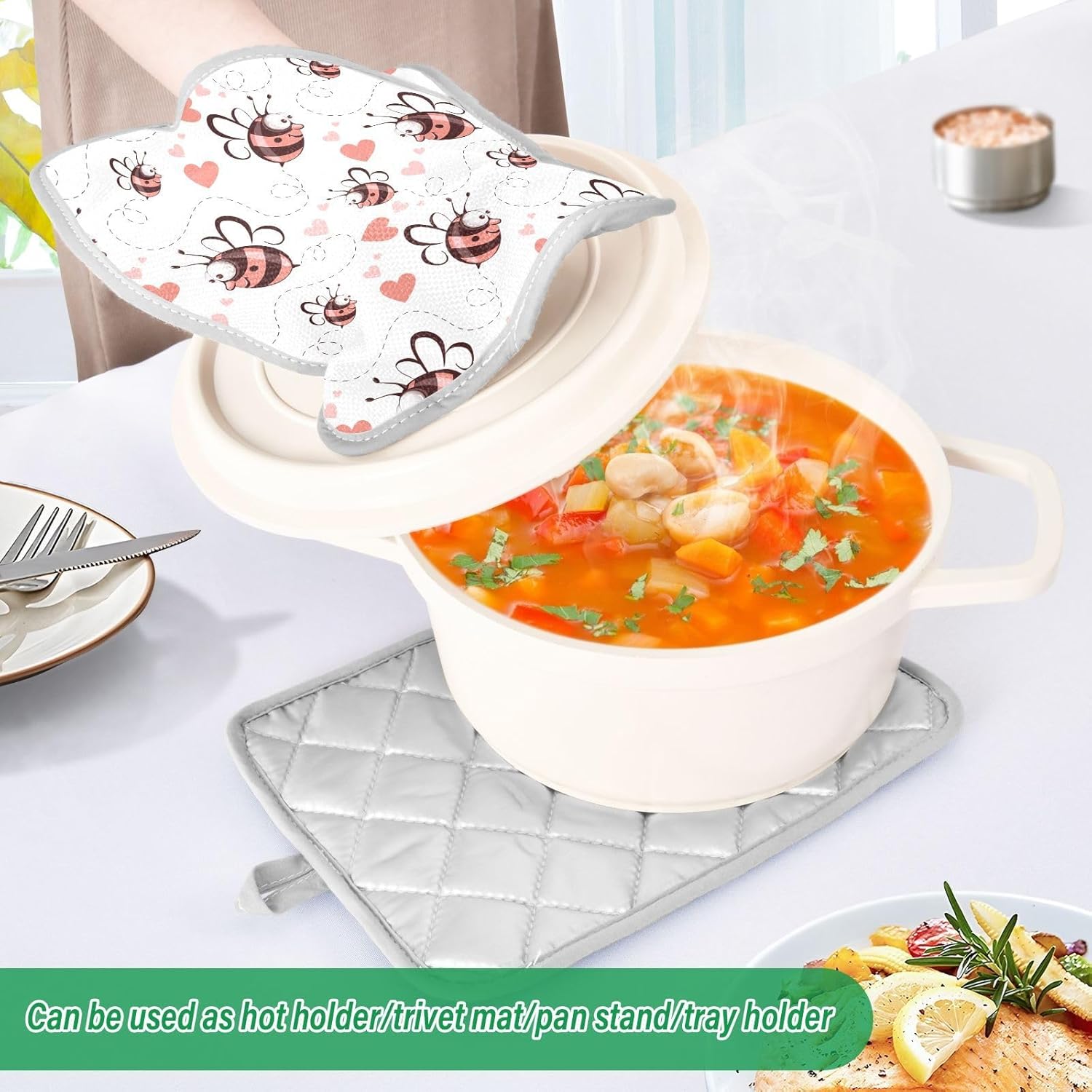 Cute Bee in Love Hearts Heat-Resistant Potholders 2-Pack