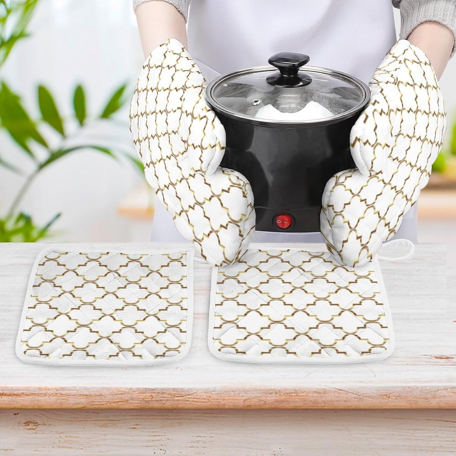 Curdesi Oven Mitts Set Heat Resistant 4PCS with Gold and White Quatrefoil Design