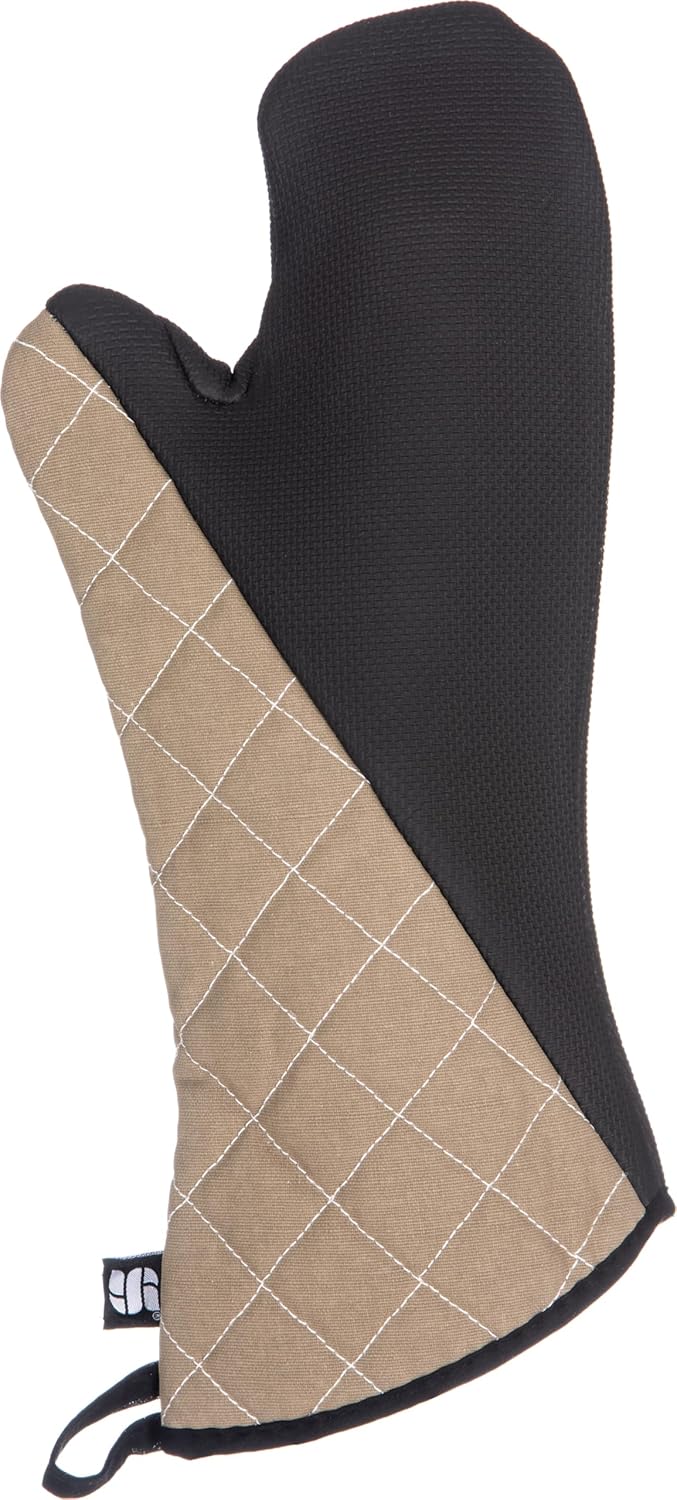 Oven mitt with temperature protection and ambidextrous grip