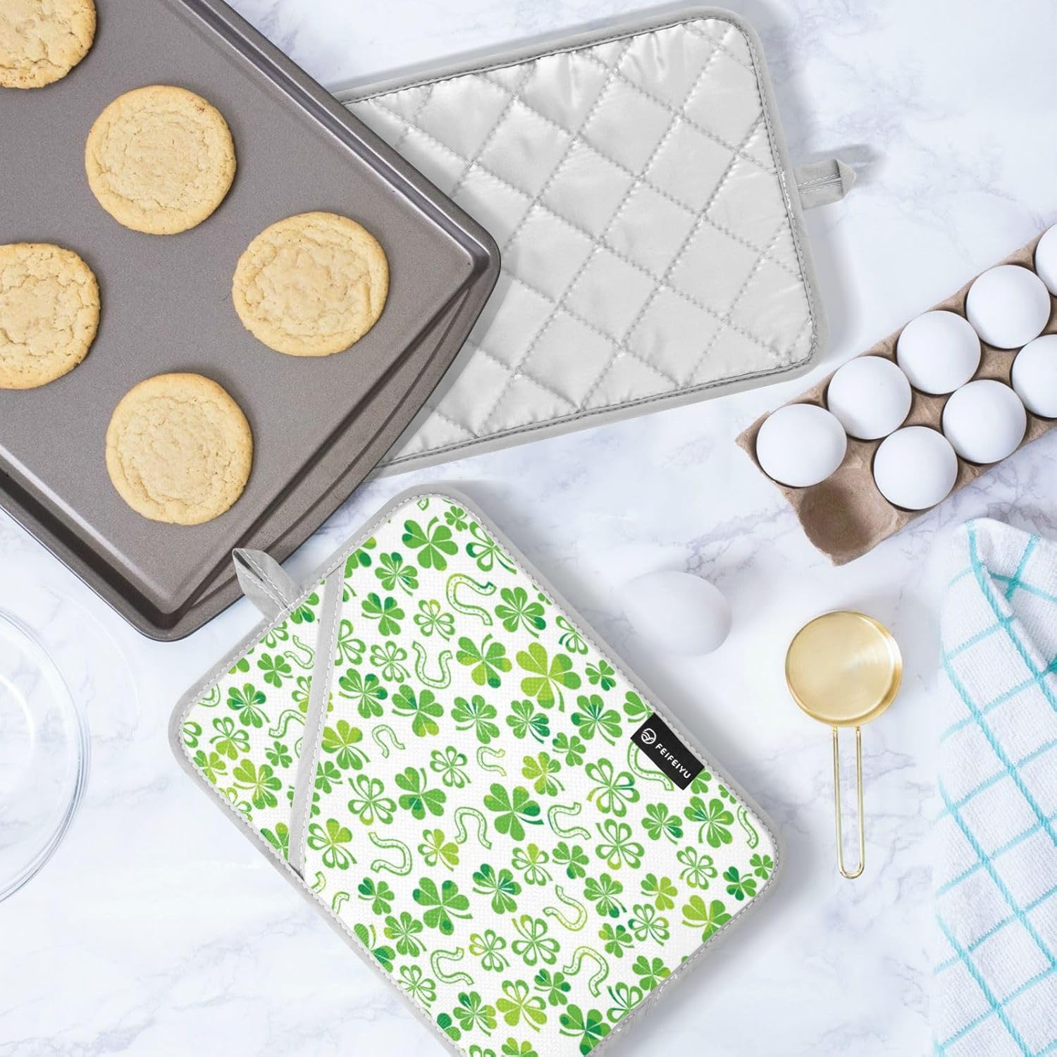 Heat-Resistant Shamrock Oven Mitt Set