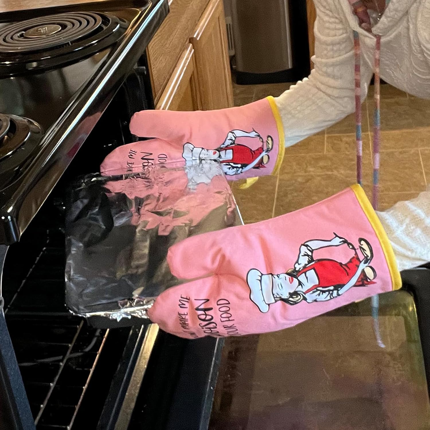 Funny and Warm Retro Baking Oven Mitt Set for Women