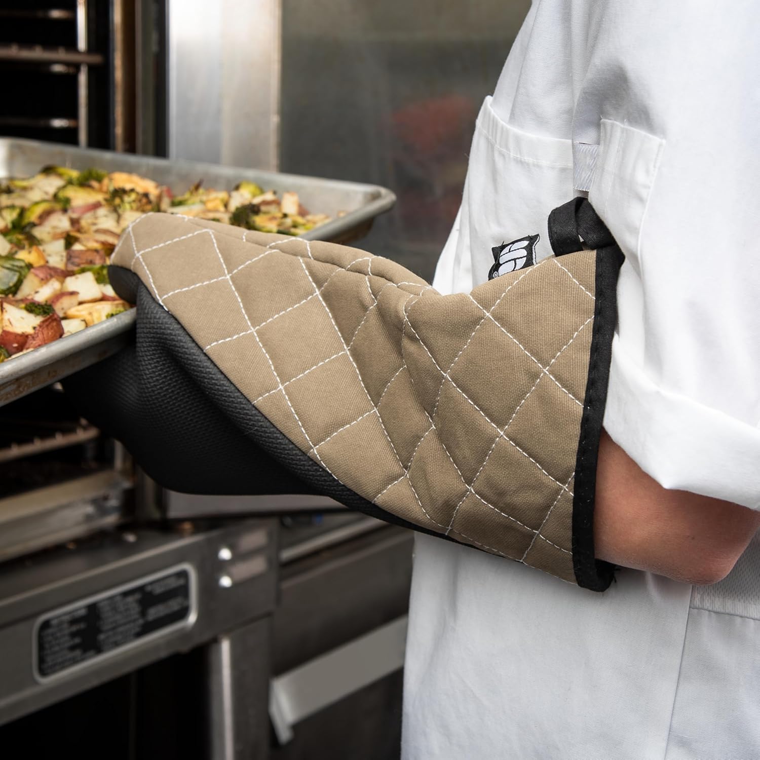 Oven mitt with temperature protection and ambidextrous grip