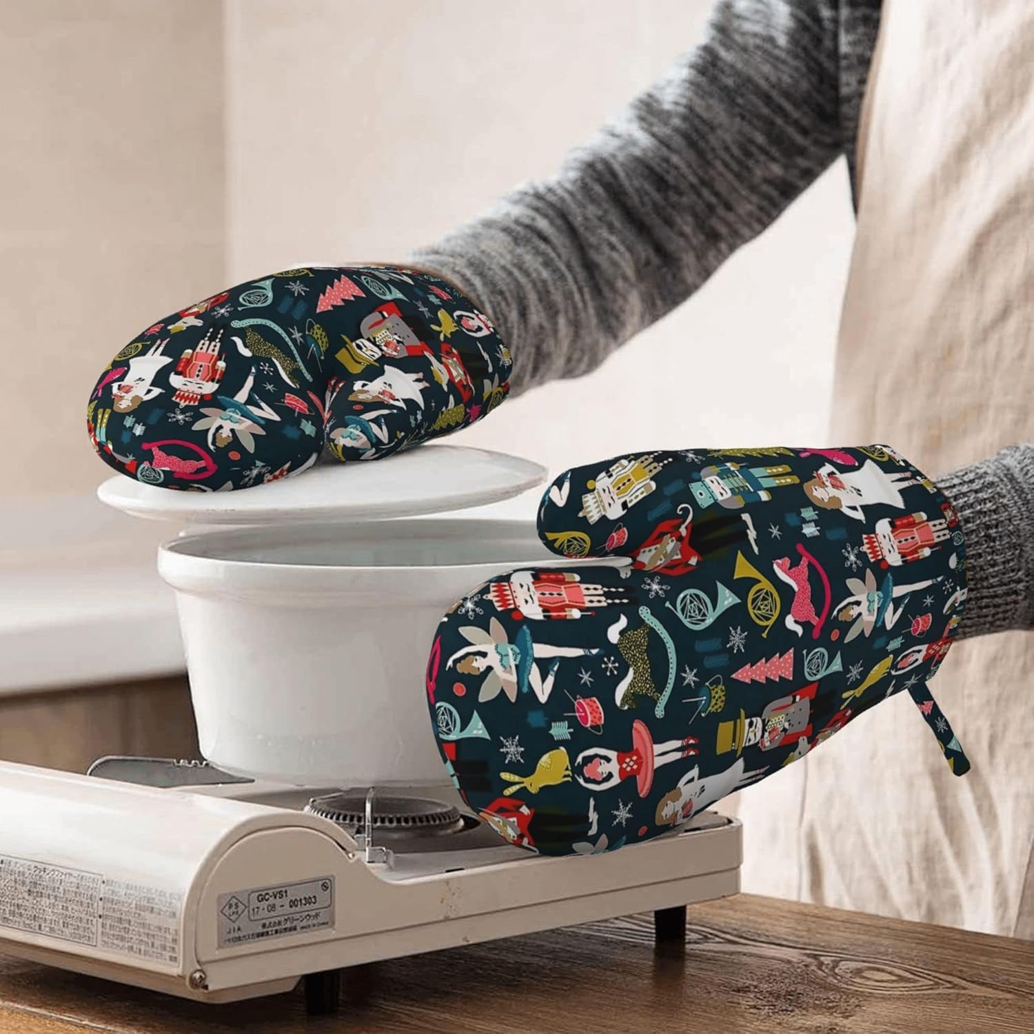 Heat-Resistant Christmas Gloves with Soft Liner