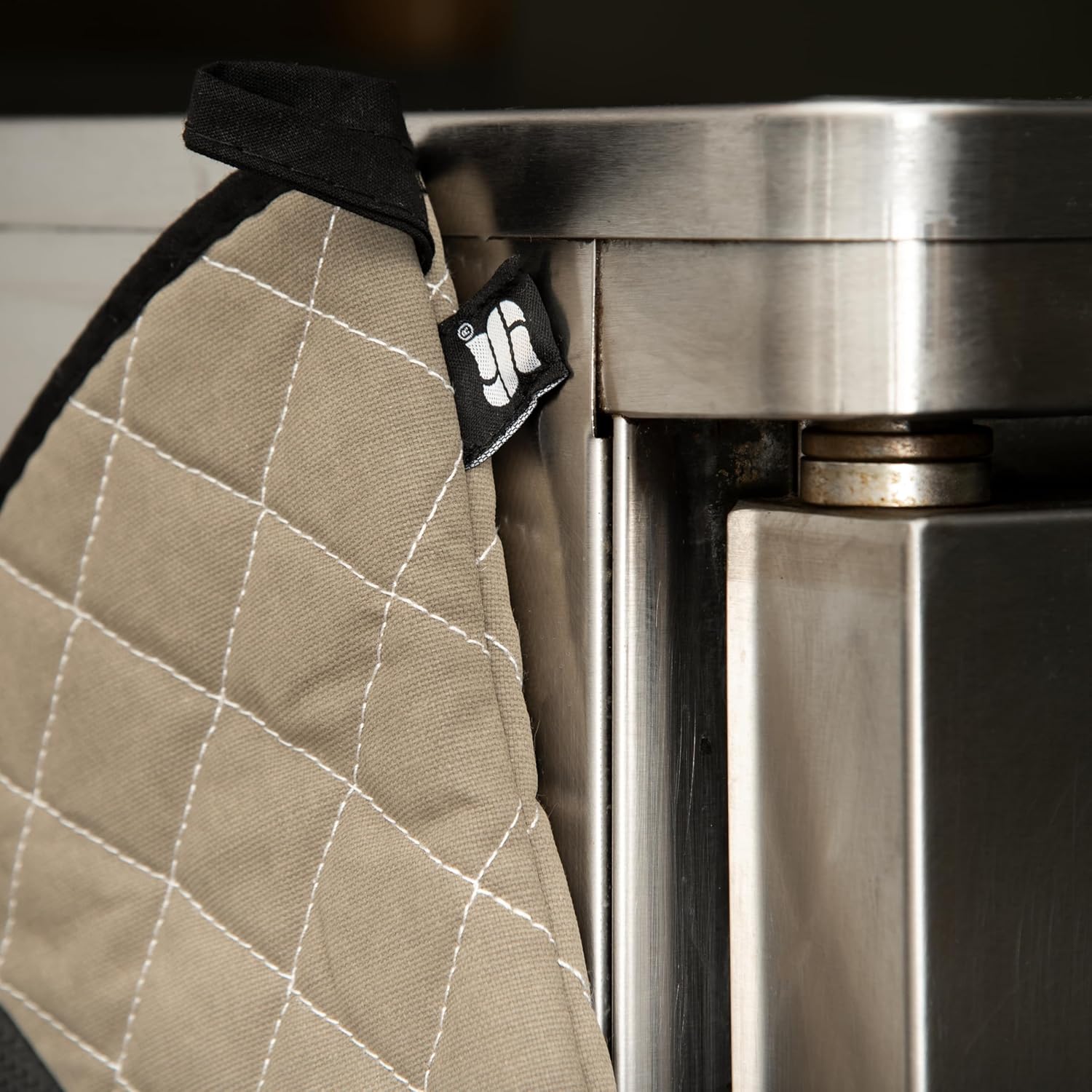Oven mitt with temperature protection and ambidextrous grip