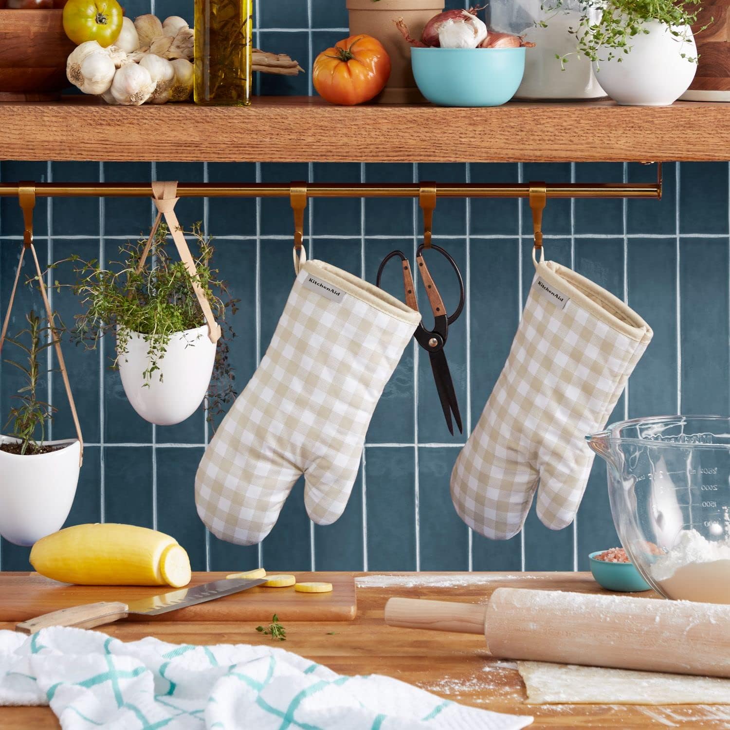Heat Resistant Gingham Oven Mitt Set